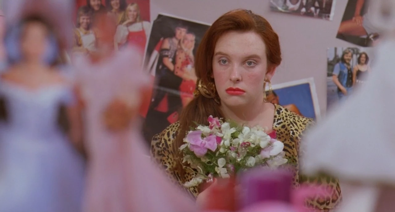 Muriel's Wedding (1994) - Movies Like 27 Dresses