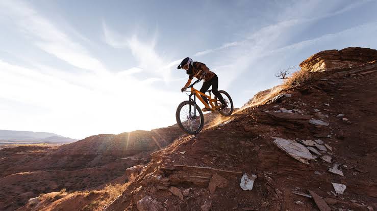 Dropping Off 70-Foot Red Rock Cliffs: How MTB Freeriders Build Their Own Stairways to Heaven